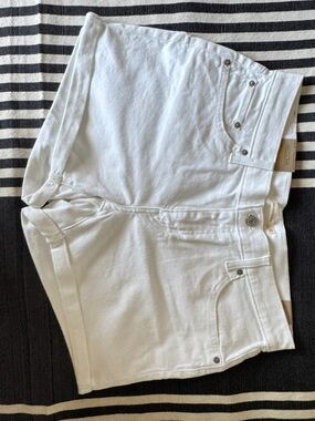 Levi's White Denim Mid-Rise Jean Shorts. Women’s size 32